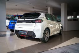 
										Peugeot 208 full									