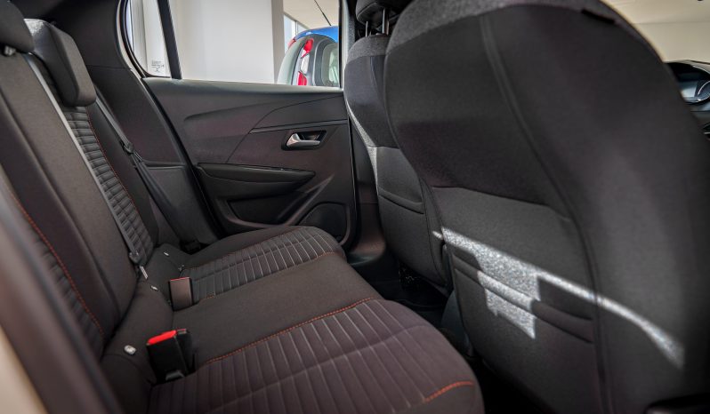 
								Peugeot 208 full									