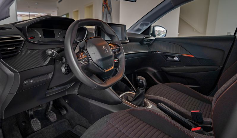 
								Peugeot 208 full									