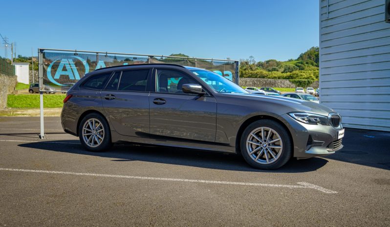 
								BMW 330e Touring full									