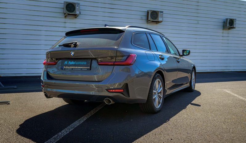 
								BMW 330e Touring full									