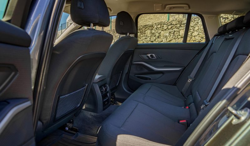 
								BMW 330e Touring full									