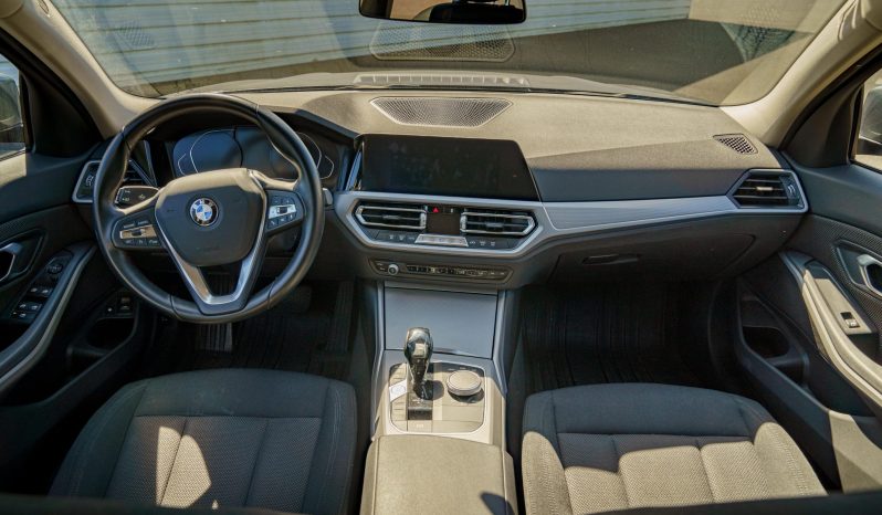 
								BMW 330e Touring full									