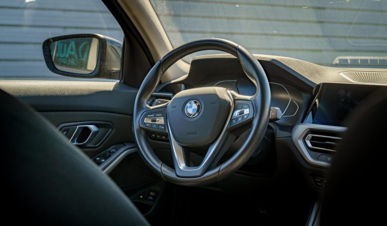 
								BMW 330e Touring full									